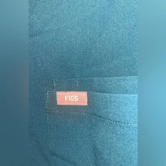 Set (2) Figs Men's Techical Collectiom Navy Short Sleeve Shirts #L00 - Picture 3 of 14